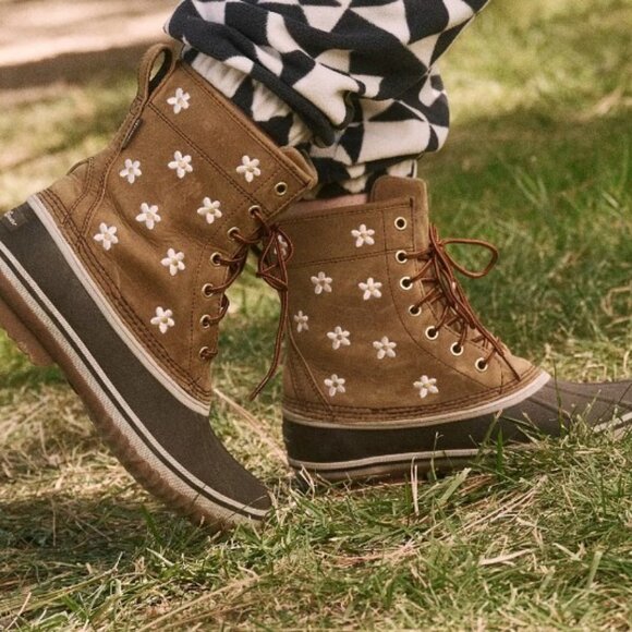 Women's The Great. + Eddie Bauer The Embroidered Daisy Hunt Pac Boot - Picture 1 of 11